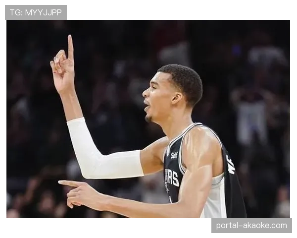 特写：维克托·文班亚马在防守端连续送出三记封盖，点燃主场